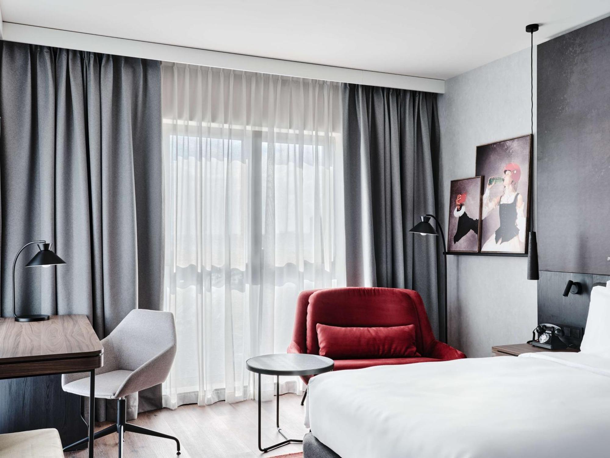 Radisson Red & Radisson Red Apartments, Hotel 4*